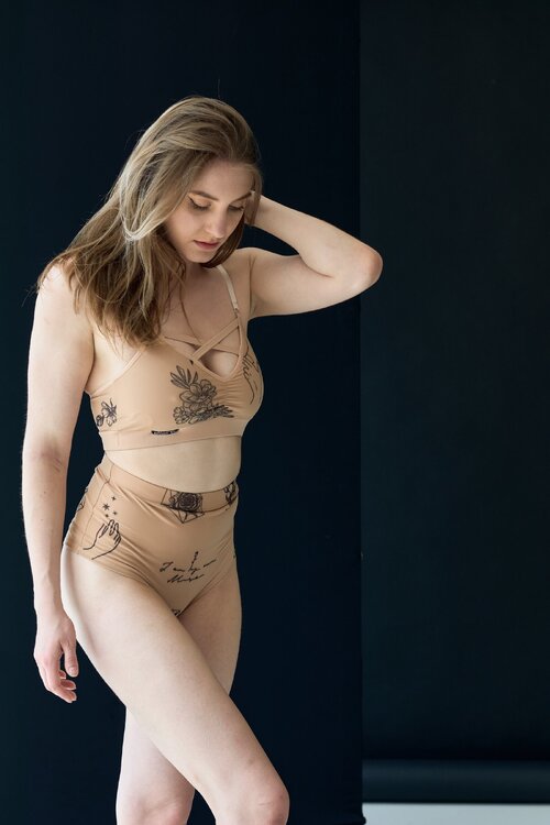 Tattoo Basic Комплект - Сітчастий Топ на Перехресних Бретелях і Високі Шорти з Тату-Принтом - бежевий
