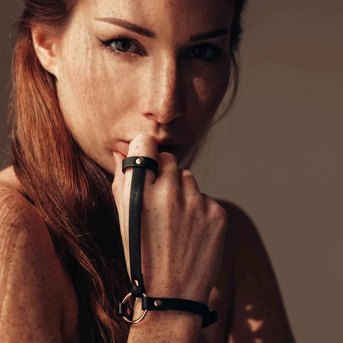 Пара браслетів на зап'ясті та палець Bijoux Indiscrets MAZE Hand Bracelet Harness Brown, екошкіра