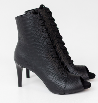 Профессиональные ботильоны для High Heels Gentle из натуральной кожи (черная рептилия), с открытым носком и шнуровкой. Каблук 9,3 см, классическая резиновая подошва.