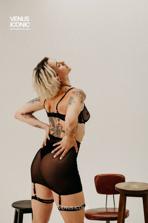 Спідниця Venus Iconic MUSE: облягаюча біфлекс, сітка, з регульованими підв'язками