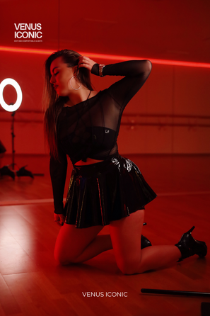 Комплект топ та спідниця Venus Iconic BELLE GLOSSY для pole dance