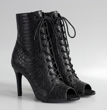 Профессиональные ботильоны для High Heels Gentle из натуральной кожи (черная рептилия), с открытым носком и шнуровкой. Каблук 9,3 см, классическая резиновая подошва.
