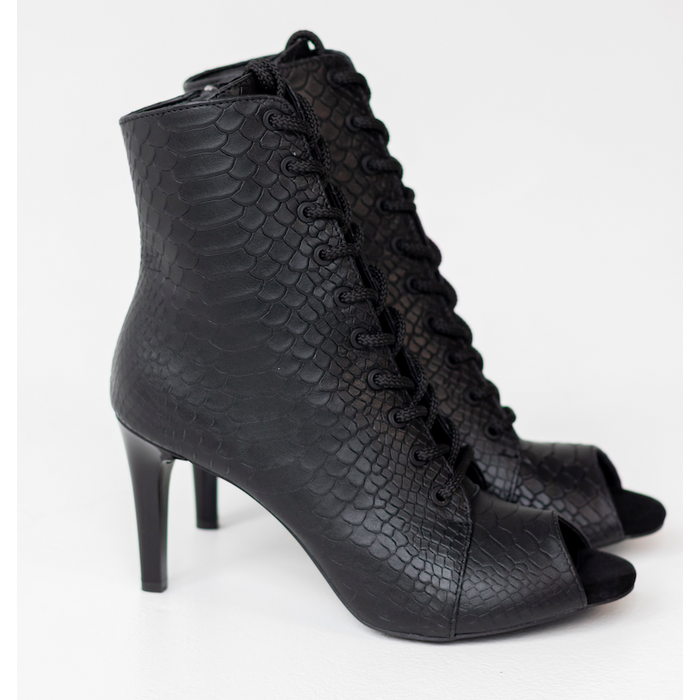 Профессиональные ботильоны для High Heels Gentle из натуральной кожи (черная рептилия), с открытым носком и шнуровкой. Каблук 9,3 см, классическая резиновая подошва.